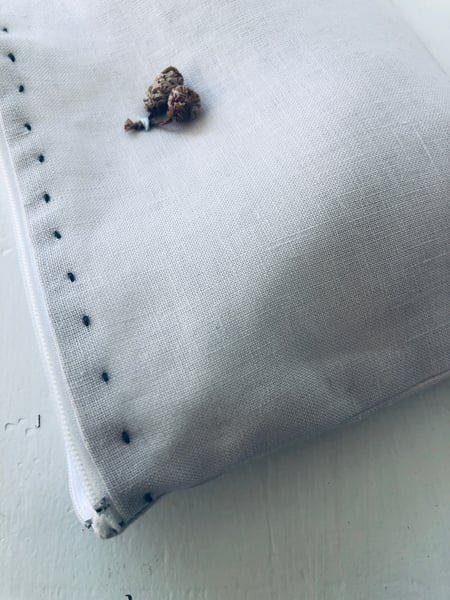 Image of Théa pale lavender linen pouch with vintage detail 
