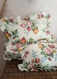 Image 2 of Coussin volanté " les roses de Louise "
