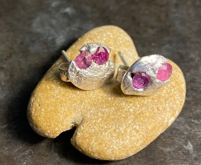 Mismatch sapphire embedded medium studs