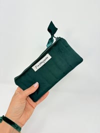 Image 3 of Pochette de transport LA SOLAIRE velours matelassé vert sapin