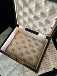 Image 6 of Magnifique boite à bijoux en cuir et soie capitonnée crème.XIXème s.