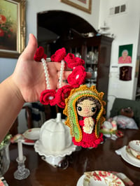 Image 1 of Rosario de la Virgen con Rosas Tejidas ❤️