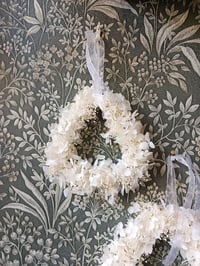 Image 3 of Couronne hortensia blanc et gypsophile blanc 