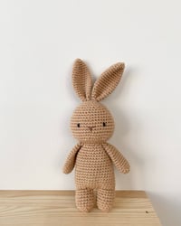 Image 2 of DOUDOU CROCHETÉ lapin beige