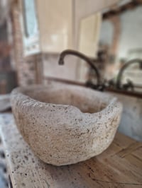 Image 3 of La vasque en pierre taillée
