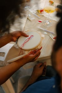 Image 4 of diciembre · bordado y vino · Gijón