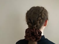 Image 12 of SCRUNCHIE OVERSIZED + STANDARD CHOCOLATE