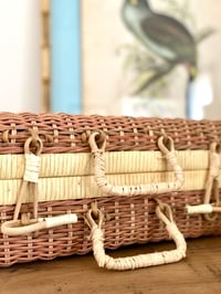 Image 2 of La valise en rotin