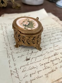 Image 5 of Petite boîte à bijoux 1900 en laiton ajouré