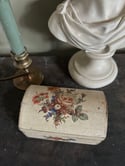 Petit coffre vintage, bois et stuc avec décor de fleurs 