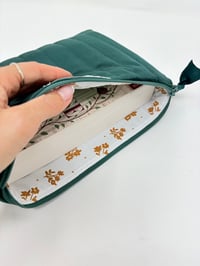 Image 5 of Pochette grand format LA SPACIEUSE Velours vert sapin