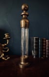 Reliquaire cylindrique en bronze massif et verre épais, double pas de vis.