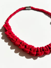 Image 4 of Collar Rojo Nudos Mediano