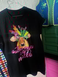 Image 2 of Camiseta bordada a man. OUTRA VACA NO MILLO. Letras rosas. Corte unisex.