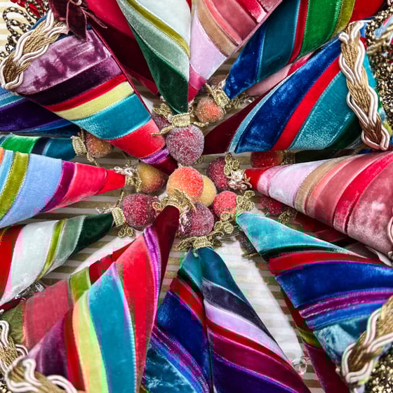 Image of Small Ribbon Swirl Cone