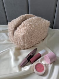 Image 2 of Kosmetyczka Bouclé ECRU w rozmiarze MIDI