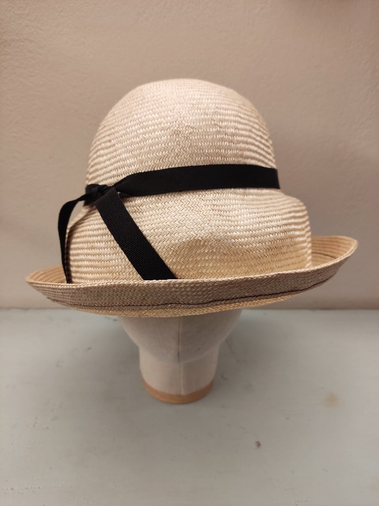 Image of Cappello parasisal panna con nastro nero