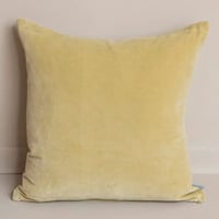 Coussin en velour jaune