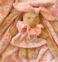 DOUDOU ET SA TENUE LIBERTY 26 CM