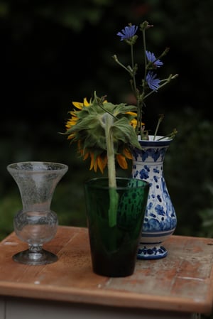 Image of Kleine Vase, mit Fuss, weisses Glas mit Einschlüssen, mundgeblasen