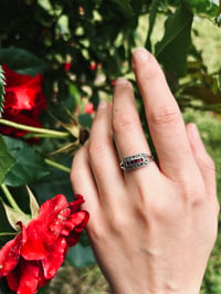 Image 4 of Bague en argent massif, 4 grenats et marcassites, taille 52-53