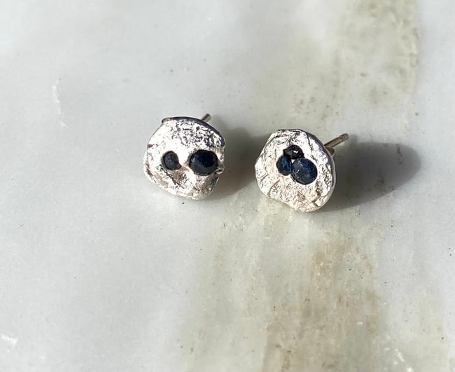 Embedded multi sapphire studs 
