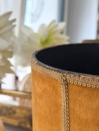 Image 5 of Ancienne corbeille en velours