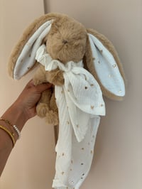 Image 1 of LAPIN SABLE 26 CM CŒUR DORÉ 