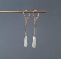 Image 2 of Boucles d'oreilles pendantes goutte nacre blanche chaîne gold filled 
