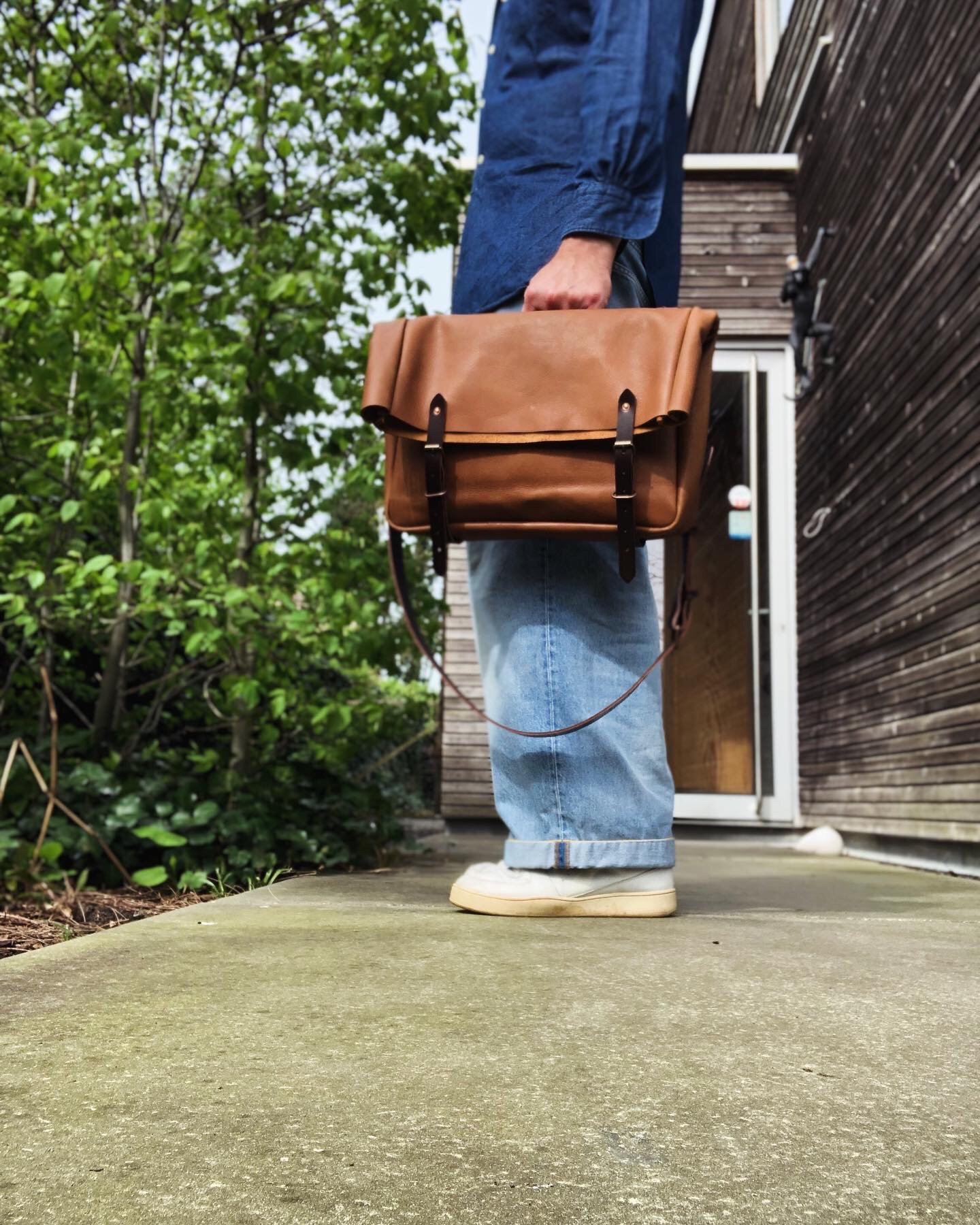 Image of Leather messenger in oiled leather in the color tabacco