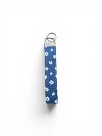 Wristlet keychain flower