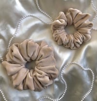 Image 3 of SCRUNCHIES OVERSIZED & STANDARD BEIGE/BEŻ