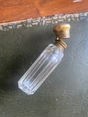 Flacon, fiole de parfum ou de sels du 19ème siècle, bouchon en métal argenté, verre biseauté 