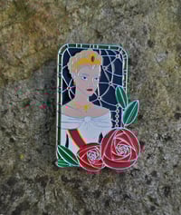 Image 1 of Queen R