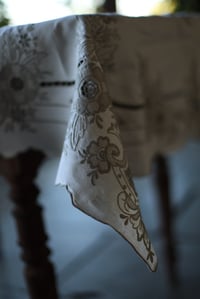 Image 12 of 1 Tischdecke mit grauer Spitze