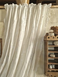 Image 2 of Le rideau brodé 