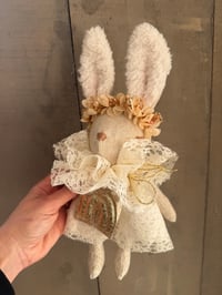 Image 1 of LAPINE MINIATURE DE CÉRÉMONIE DENTELLE