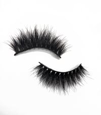 Image 2 of Hottie Lashes