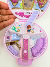 Image 5 of Ensemble bracelet et Polly Pocket rond rose fleur Théatre