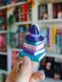 Image 2 of Llavero Clicker libros witchy 