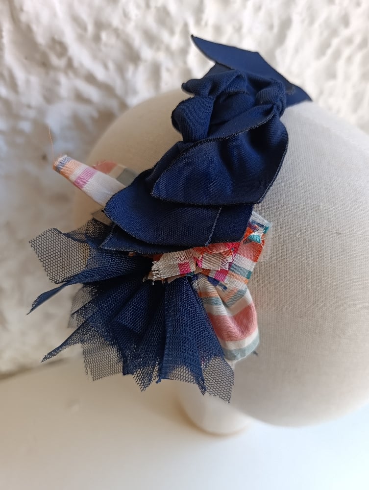 Image of Cerchietto frufru laterale blu e fantasia 