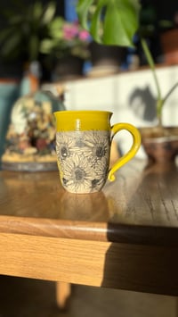 Image 2 of Sunflower mug 02