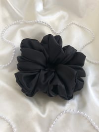 Image 1 of SCRUNCHIE OVERSIZED BLACK/CZARNY