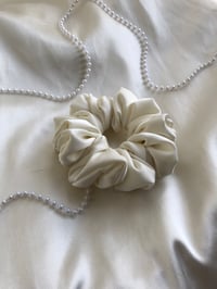 Image 5 of SCRUNCHIE STANDARD CREAM/KREM