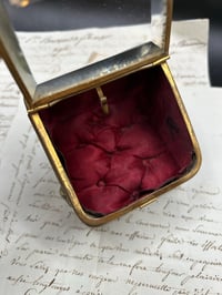 Image 9 of Magnifique boite à bijoux en verre et laiton et soie capitonnée rouge. XIXème s.