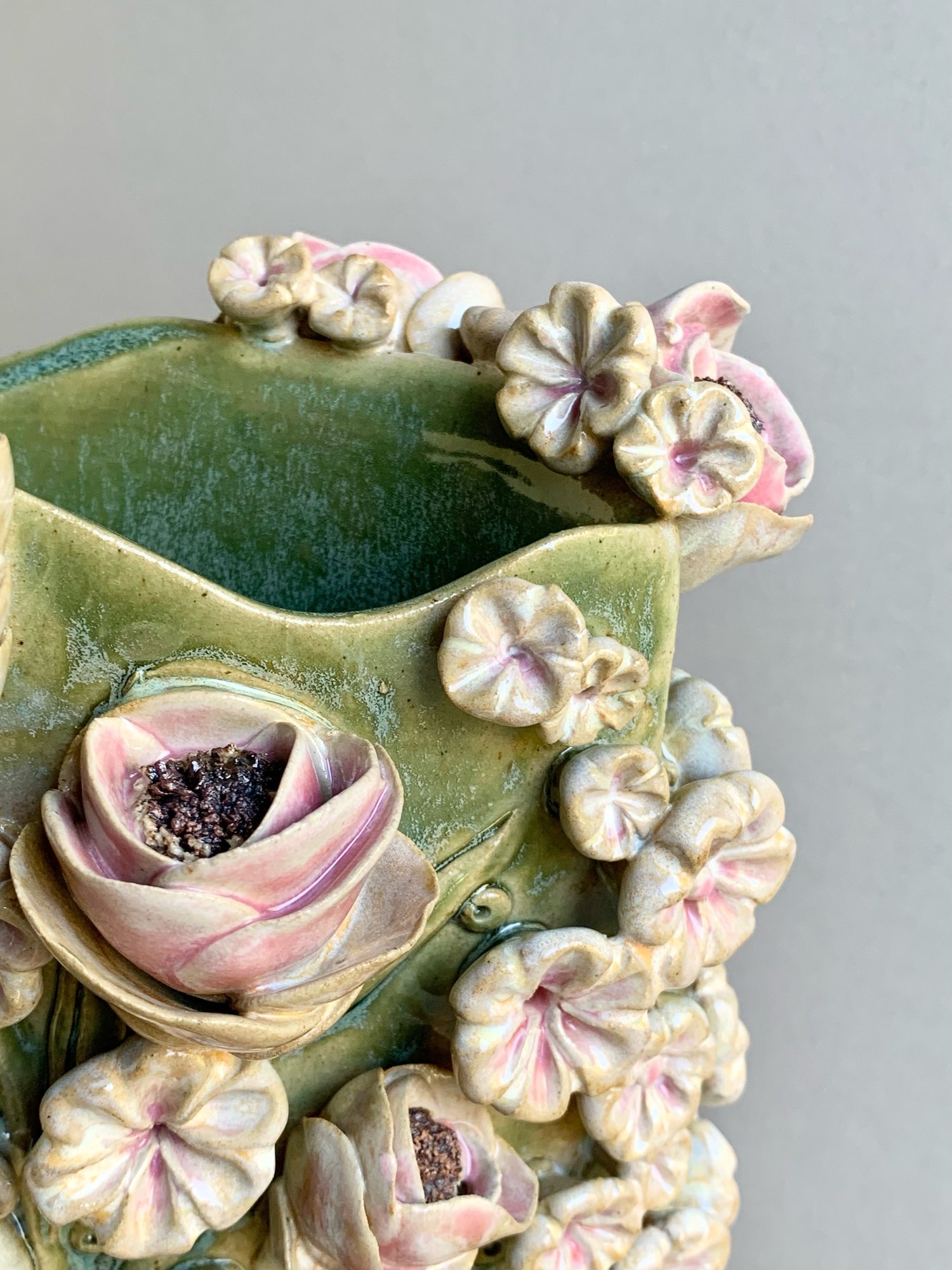 Image of Trailing Ivy Daisies and Roses 