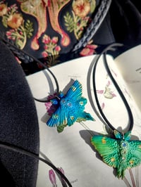 Image 4 of Wisiorek z magiczną ćmą ✨🧚🏻‍♂️