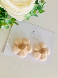 Plush daisy clip 