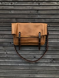 Image 4 of Leather messenger in oiled leather in the color tabacco
