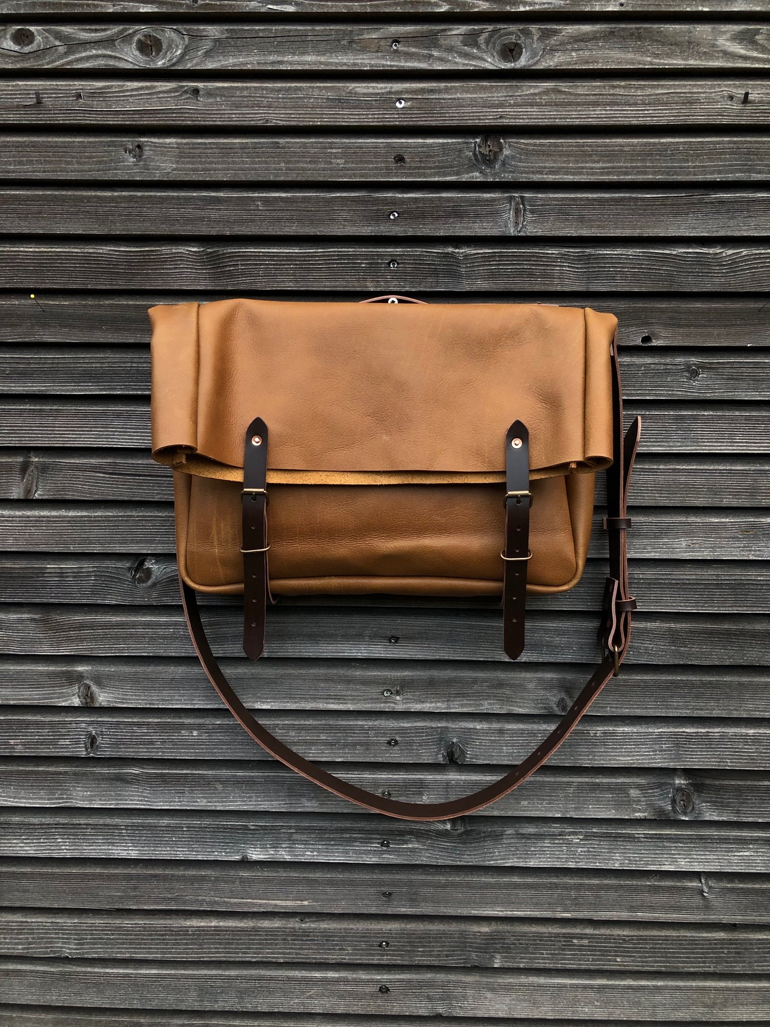 Image of Leather messenger in oiled leather in the color tabacco